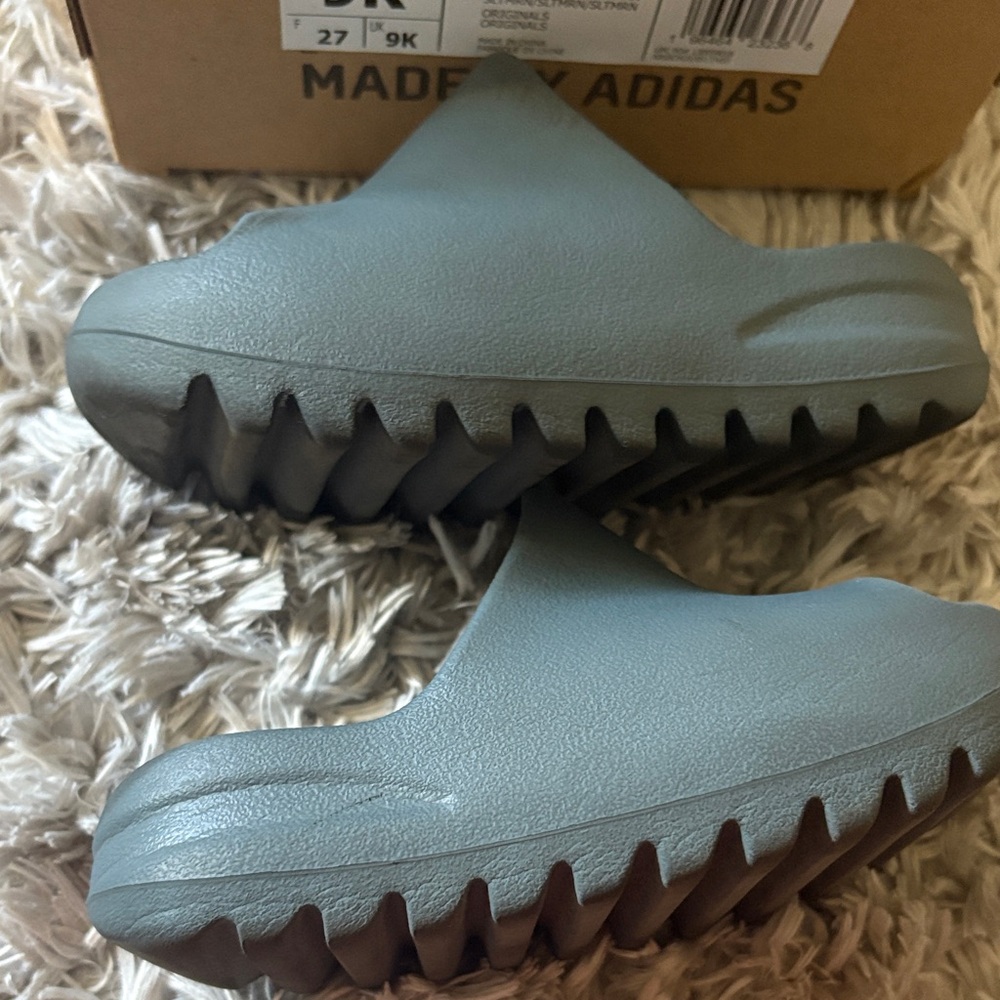 Yeezy Slide - Picture 2 of 4
